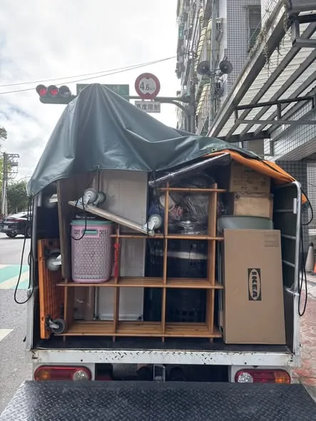 搬家車內物品堆疊